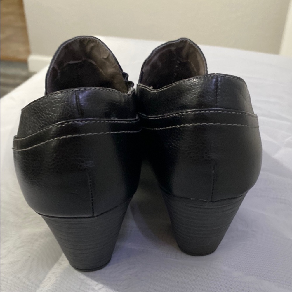 Classic Black Leather Flats Timeless Slip-On Design - Picture 4 of 11